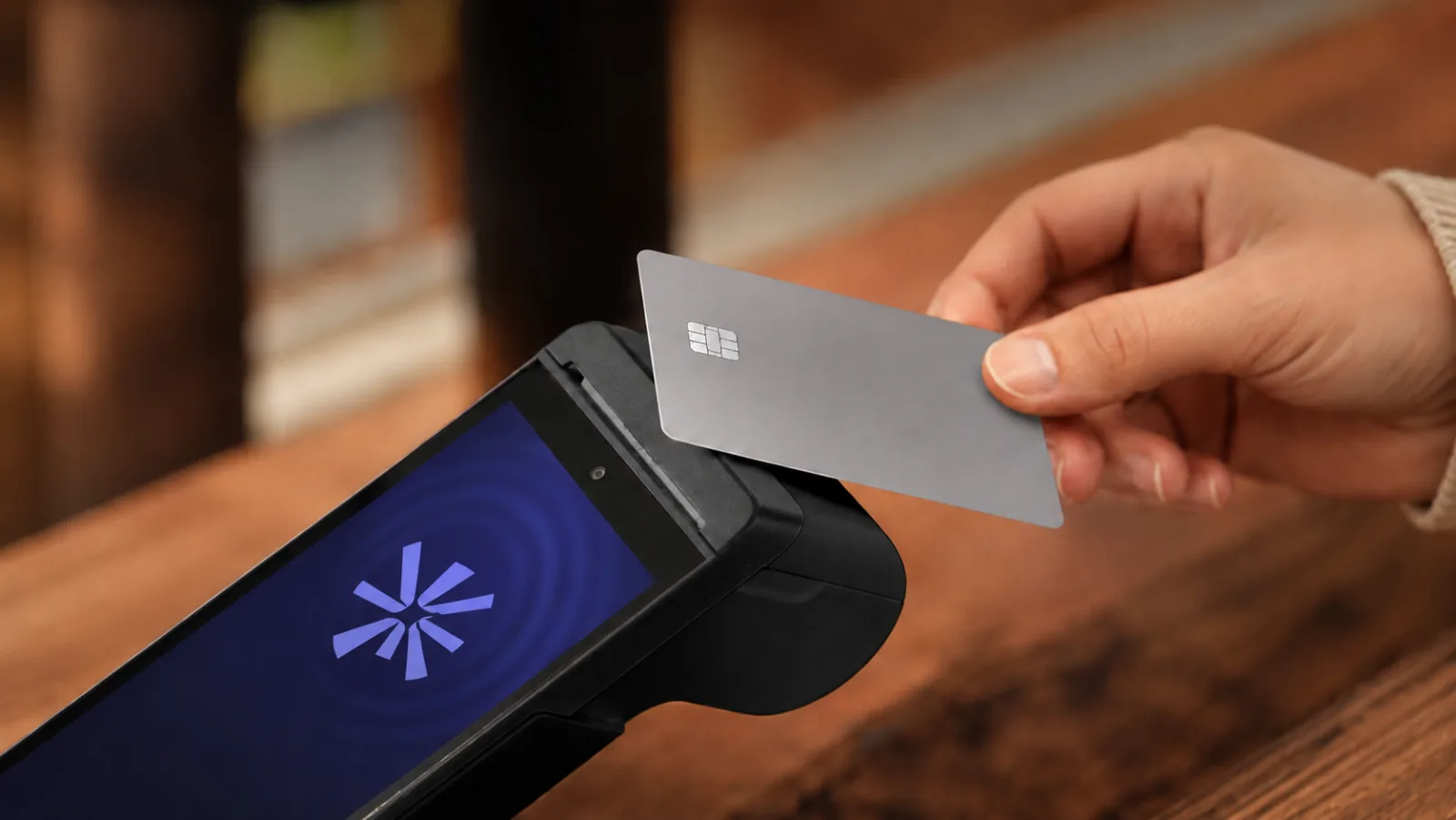 Yazarkasa POS cihazında temassız kart ödemesi; ekranda Mahalle POS logosu